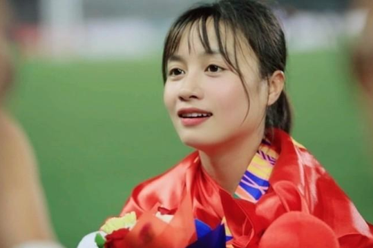 Hot girl tuyển Việt Nam Hoàng Thị Loan được mừng sinh nhật sau trận thắng Myanmar