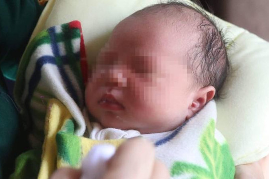 Hà Tĩnh: Bé gái sơ sinh bị bỏ trước cổng nhà cặp vợ chồng hiếm muộn