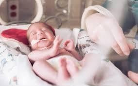 Oxy tinh khiết giúp trẻ sinh non tự thở lúc chào đời