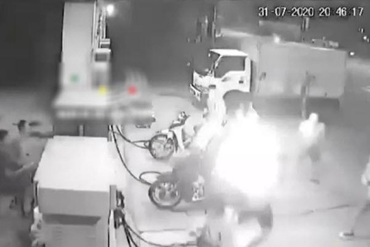 Clip gã trai hút thuốc gần xe máy đang đổ xăng ở Hà Nội gây cháy đáng sợ