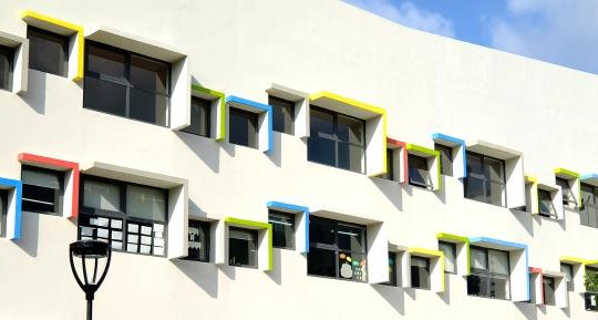 Ngôi trường có thiết kế nhiều cửa sổ màu sắc ở Hà Nội