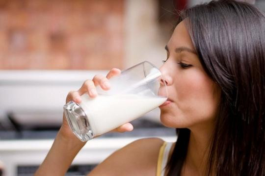Lợi ích của việc uống sữa vào buổi tối
