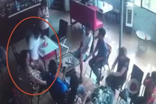 Rùng mình clip kẻ sát nhân vào quán cà phê ở Hà Nội đâm chết đối phương