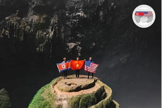 Cờ Việt Nam, Mỹ - Triều xuất hiện trong hang động lớn nhất thế giới ở Quảng Bình