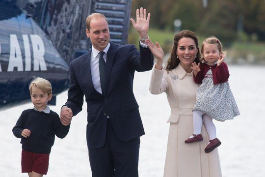 Sự khác biệt trong cách Kate Middleton bế em bé hoàng gia