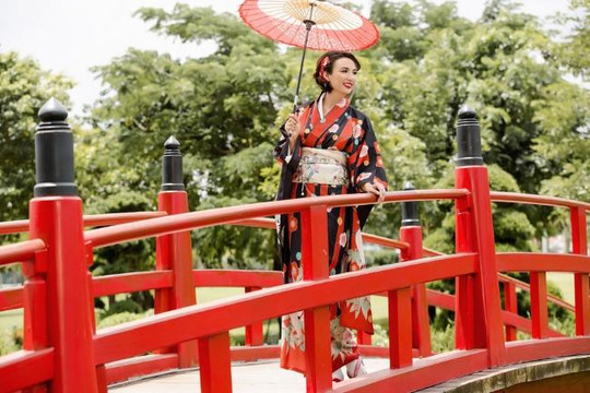 Hoa hậu Ngọc Diễm duyên dáng trong trang phục truyền thống Nhật Bản