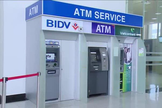 NHNN lại phải yêu cầu các ngân hàng lớn dừng tăng phí rút tiền ATM