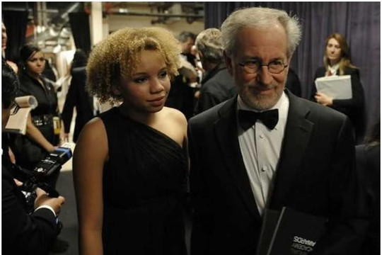 Steven Spielberg hoang mang khi con gái nuôi làm phim sex một mình