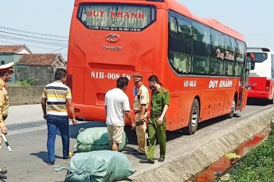 Hà Tĩnh: CSGT liên tiếp bắt giữ 3 xe khách chở hàng lậu