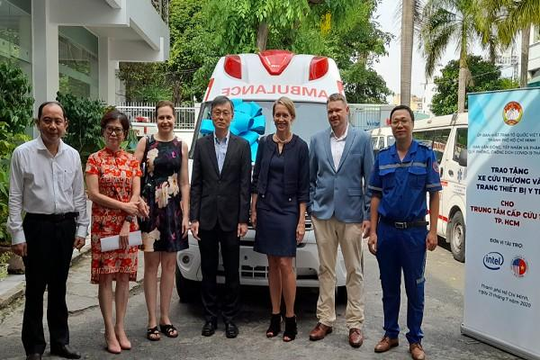 Cảm kích trước hiệu quả chống dịch COVID-19 của Việt Nam, Hiệp hội Thương mại Mỹ tặng xe cứu thương