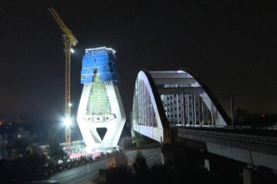 Kỹ sư Trung Quốc xoay tháp cầu 12.000 tấn trong 85 phút