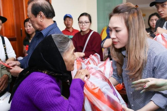 Mỹ Tâm thức trắng đêm chuẩn bị quà Tết cho bà con nghèo ở Quảng Nam