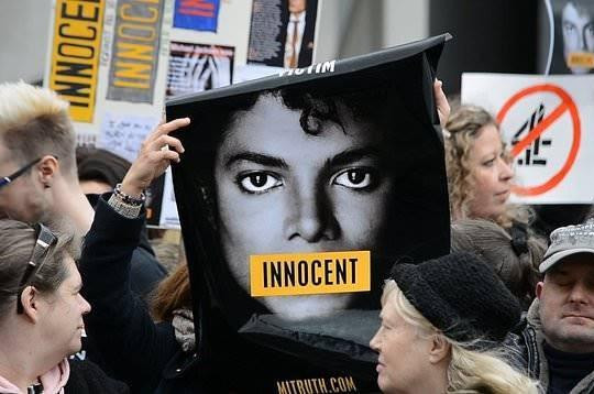 Khán giả phản đối phim tố cáo Michael Jackson xâm hại trẻ em thắng giải Emmy