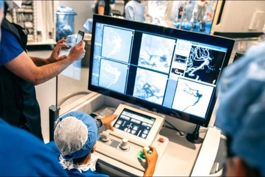 Canada dùng robot để phẫu thuật não cứu bệnh nhân đột quỵ