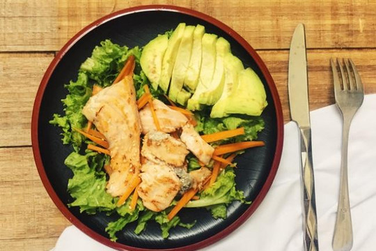 Cách làm món salad cá hồi ngon miệng, giảm cân
