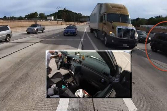 Clip người hùng dừng mô tô giữa cao tốc, đẩy ô tô chết máy giúp tài xế gặp nạn
