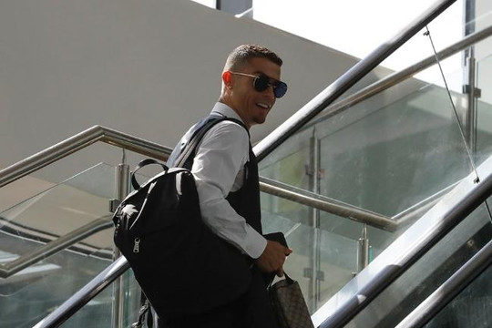 Cristiano Ronaldo diện vest bảnh bao gây chú ý ở sân bay Zhukovsky