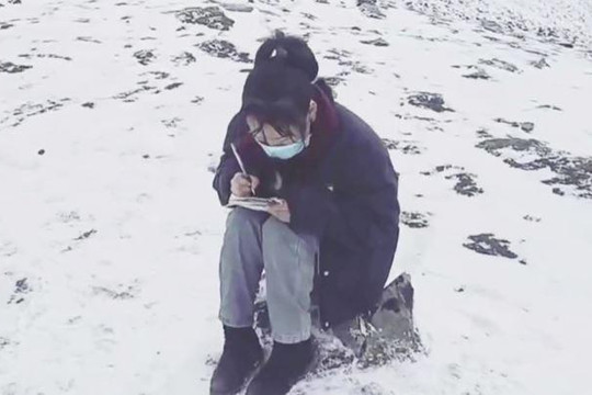 Nữ sinh ngồi giữa núi tuyết học online mỗi ngày vì dịch Covid-19