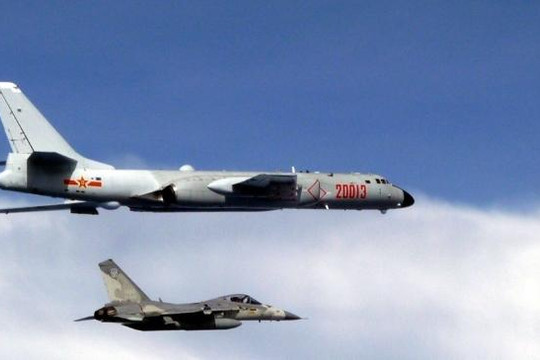 Không quân Đài Loan bay chặn máy bay ném bom Trung Quốc