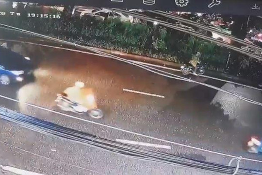 Tài xế xe máy dùng đá ném vỡ kính ô tô sau va chạm