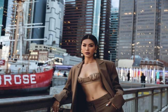 Siêu mẫu Minh Tú diện vest 'hở bạo' trên đất Mỹ