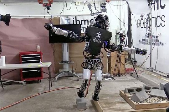 Robot đứng được một chân