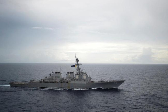 Tàu chiến Trung Quốc 'đối diện' với tàu chiến Mỹ chỉ vài chục mét trên biển Đông
