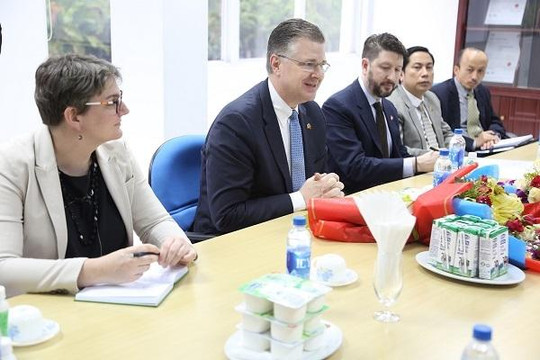 Đại sứ Mỹ Daniel J.Kritenbrink thăm Nhà máy Sữa Vinamilk