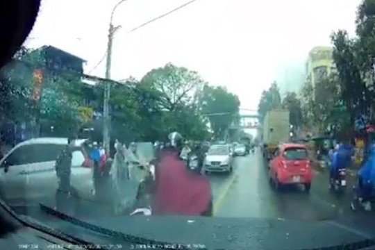 Tài xế ô tô tấn công người đi xe máy sau va chạm giao thông