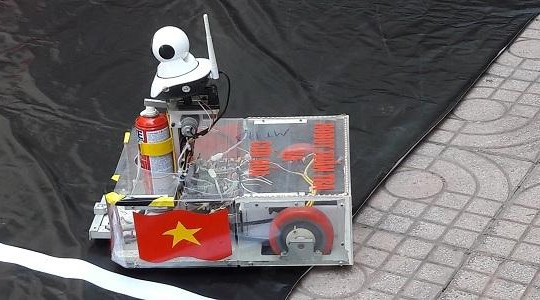 Học sinh cấp 3 chế tạo robot tuần tra và cứu hỏa