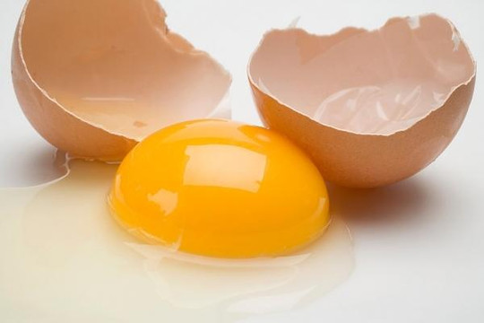 Lý do không nên ăn trứng gà sống
