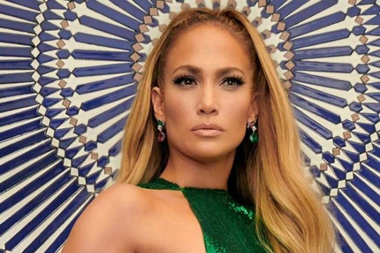 Jennifer Lopez và bức ảnh ‘khoe thân’ gây tranh cãi trên Instyle
