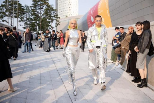 Phí Phương Anh gây ấn tượng tại Seoul Fashion Week với đồ hiệu bạc tỉ