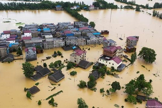Dịch bệnh, lũ lụt giết chết kinh tế Trung Quốc