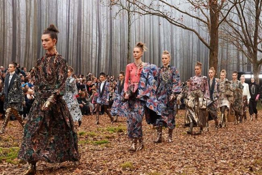 Khu rừng ngập lá vàng là sàn diễn thời trang của Chanel Thu Đông 2018