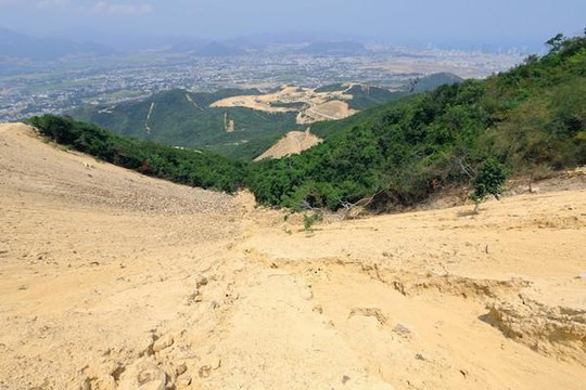 Sau khi 'băm nát' núi Chín Khúc ở Nha Trang, chủ đầu tư trả lại 370ha dự án