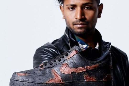 Đôi giày nhem nhuốc “xấu-độc-lạ” có giá gần 26 triệu đồng