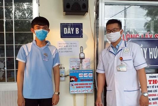 Kiên Giang: Học sinh vùng sâu chế tạo máy sát khuẩn tay tự động