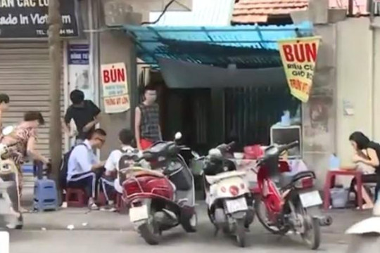 Clip các hàng quán vỉa hè vẫn hoạt động dù có lệnh cấm từ Chủ tịch Hà Nội