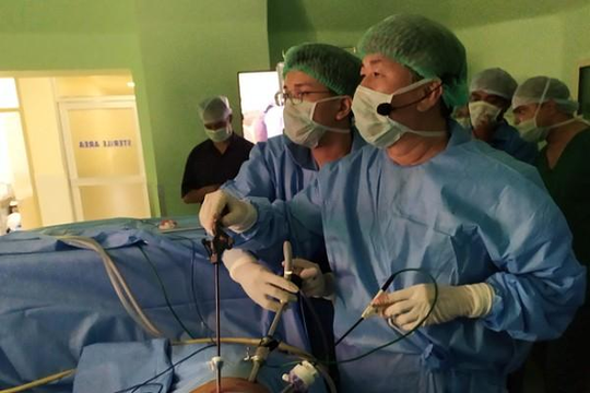 Bác sĩ Việt Nam mổ nội soi thị phạm cho bác sĩ Ấn Độ học tập