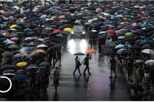 Đằng sau việc giới tài phiệt đội mưa phản đối người biểu tình Hồng Kông