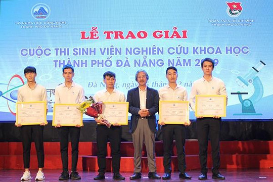 Đề tài 'Thiết kế phương tiện thủy bộ thu gom rác' của sinh viên Đà Nẵng giành giải nhất