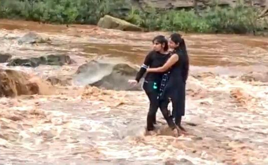 Clip 2 cô gái ra mỏm đá giữa sông chụp tự sướng, cảnh sát mất 2 giờ giải cứu