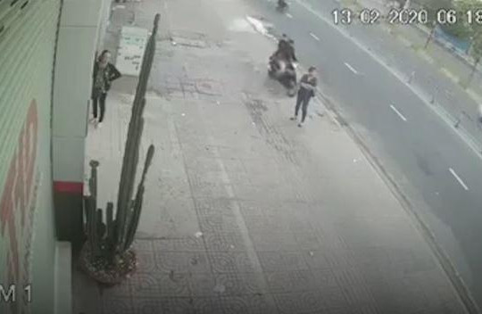 Cướp giật túi xách kéo ngã người phụ nữ xuống đường