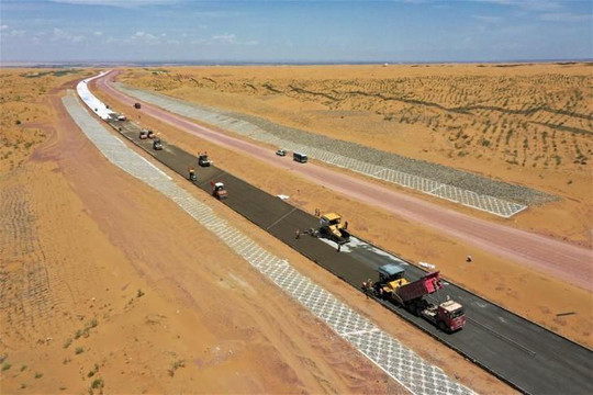 Trung Quốc xây dựng đường cao tốc chạy qua sa mạc Tengger
