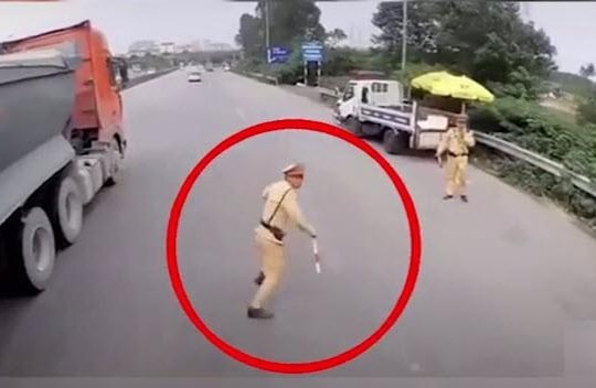 Clip CSGT nhanh chân thoát chết vì tài xế không dừng xe đầu kéo theo hiệu lệnh