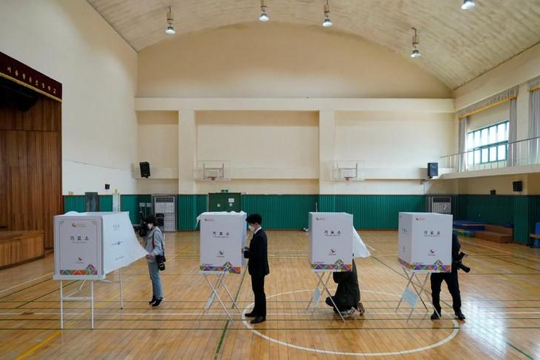 Người dân Hàn Quốc đi bầu cử giữa lúc COVID-19 diễn biến phức tạp