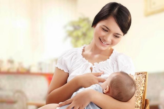 Trẻ được bú sữa mẹ sẽ giảm nguy cơ nhiễm trùng ở tai