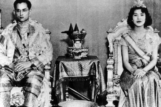 Tại sao người Thái luôn tôn kính Quốc vương Bhumibol Adulyadej?