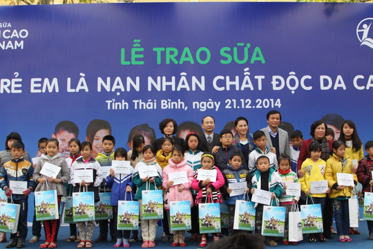 Vinamilk và Quỹ sữa Vươn cao Việt Nam cùng chung tay xoa dịu nỗi đau da cam cho trẻ em Thái Bình